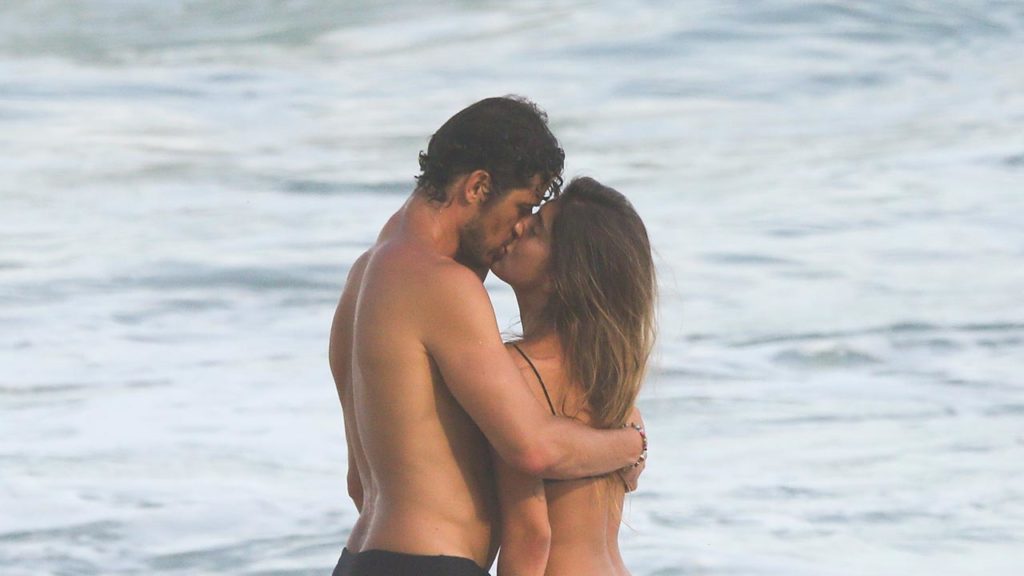 José Loreto aparece em clima de romance na praia - Crédito: AgNews