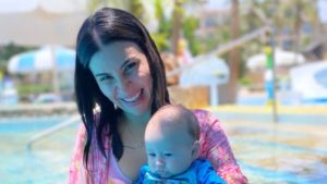 Bianca Andrade curte parque aquático VIP com o filho e marido