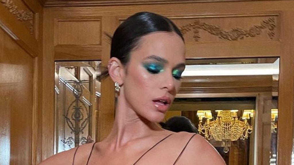 Bruna Marquezine ostenta corpão em look transparente