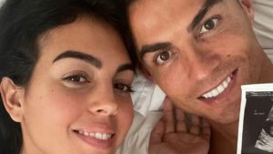 Cristiano Ronaldo anuncia que será pai de gêmeos