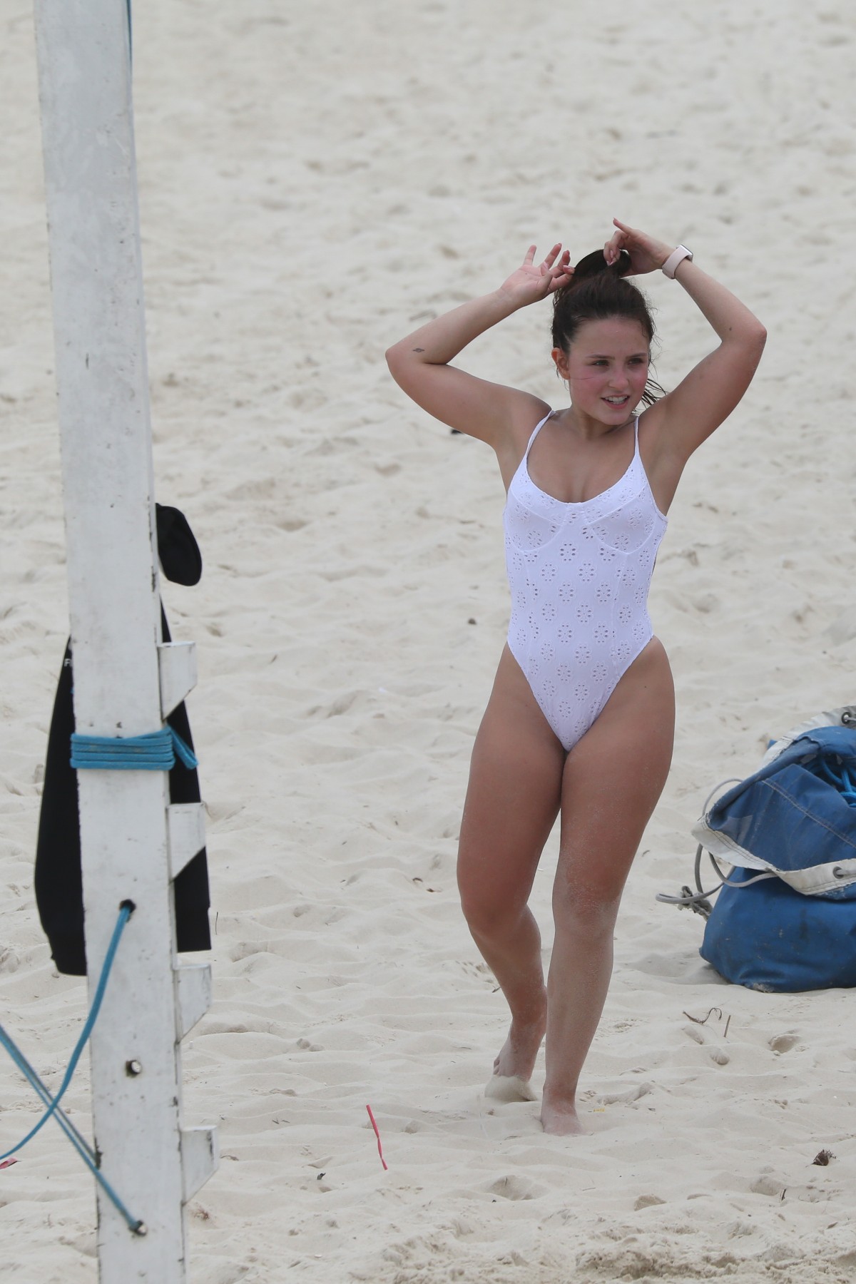 Larissa Manoela exibe corpão ao curtir dia na praia