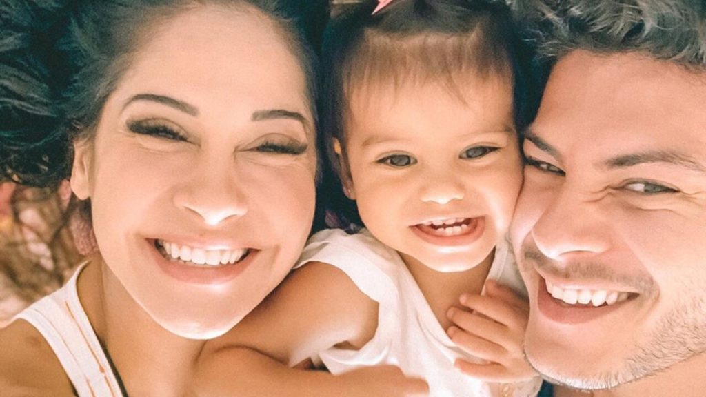 Mayra Cardi e Arthur Aguiar com a filha, Sophia