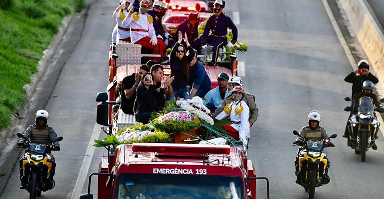 Cortejo para a despedida da cantora Marília Mendonça - Cristiano Borges e Júnior Guimarães/ AgNews