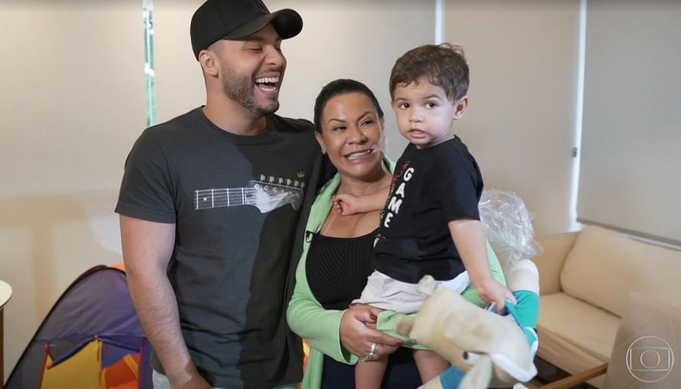 Murilo Huff, Dona Ruth e Léo em entrevista no programa Fantástico - Crédito: Reprodução / Globo