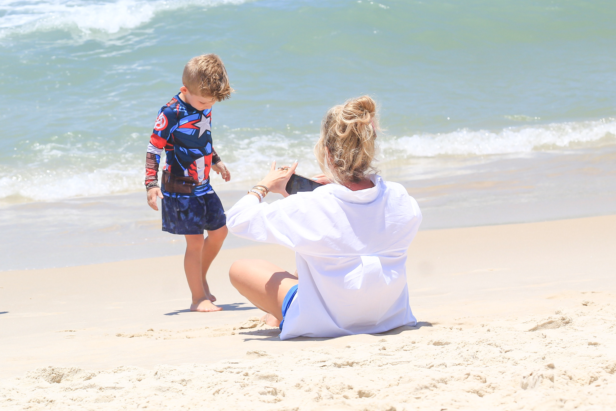 Karina Bacchi curte dia na praia com a família - Crédito: Fabricio Pioyani / AgNews