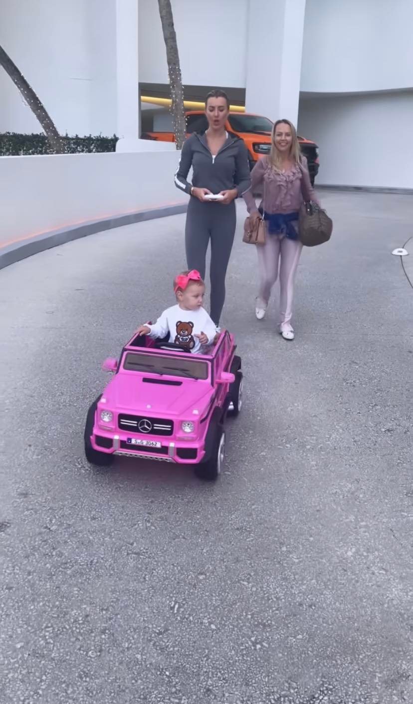 Ana Paula Siebert surpreende e presenteia a filha com carro motorizado de R$ 4 mil