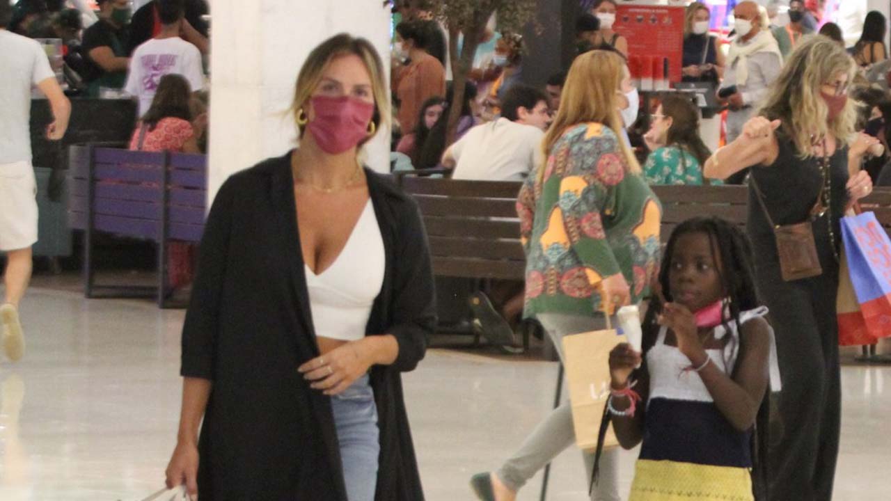 Giovanna Ewbank curte passeio com a filha e a mãe - Crédito: Adão / AgNews