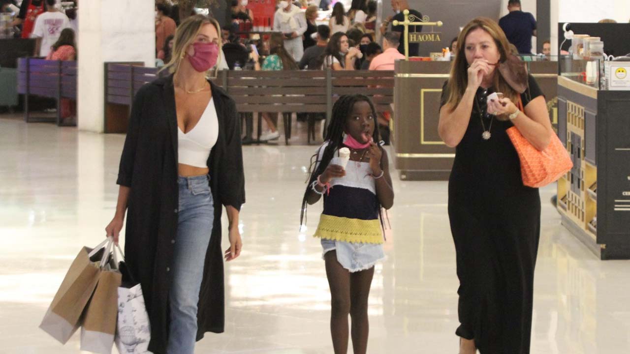 Giovanna Ewbank curte passeio com a filha e a mãe - Crédito: Adão / AgNews