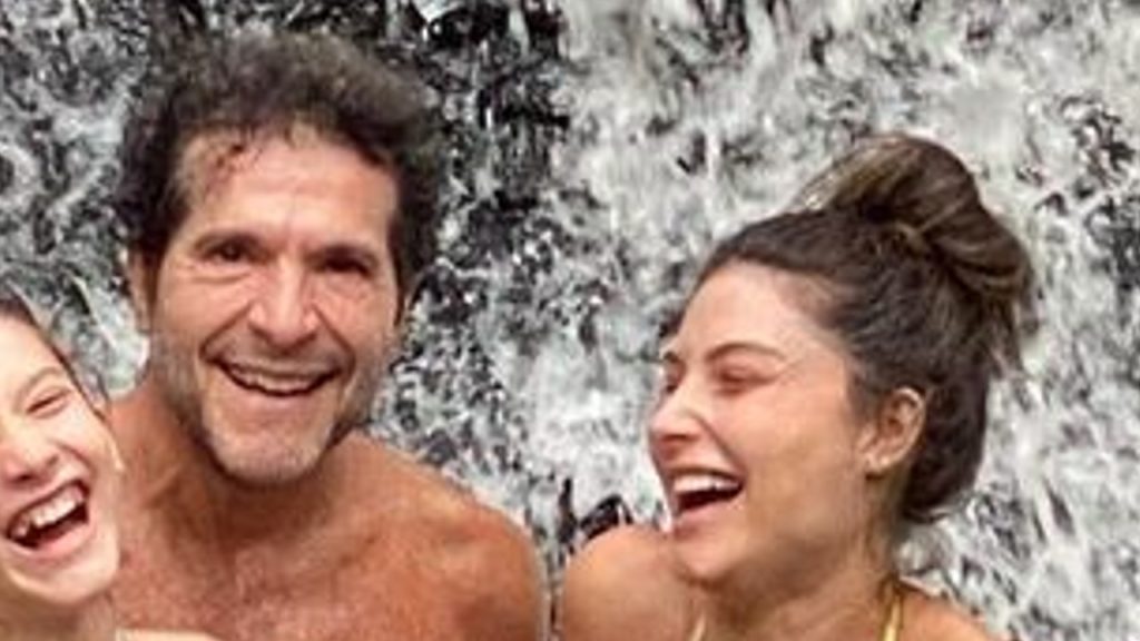 Grávida, Aline de Pádua e Daniel curtem cachoeira com a família