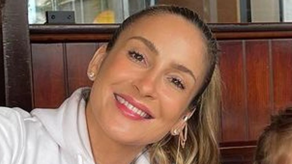 Claudia Leitte agita a web com foto rara da família