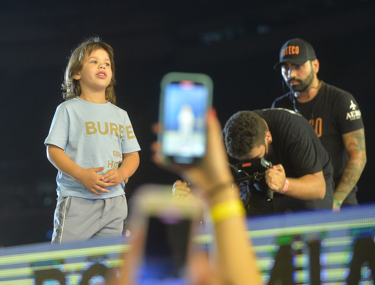 Filhos de Gusttavo Lima invadem o palco do show do pai - Crédito: Francisco Cepeda / AgNews