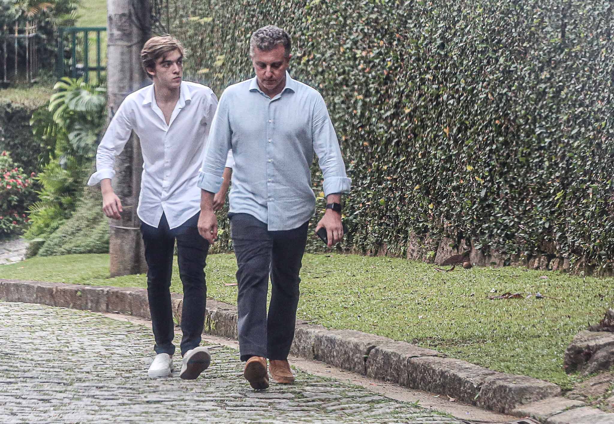Luciano Huck curte passeio com o filho Joaquim - Crédito: Delson Silva /AgNews