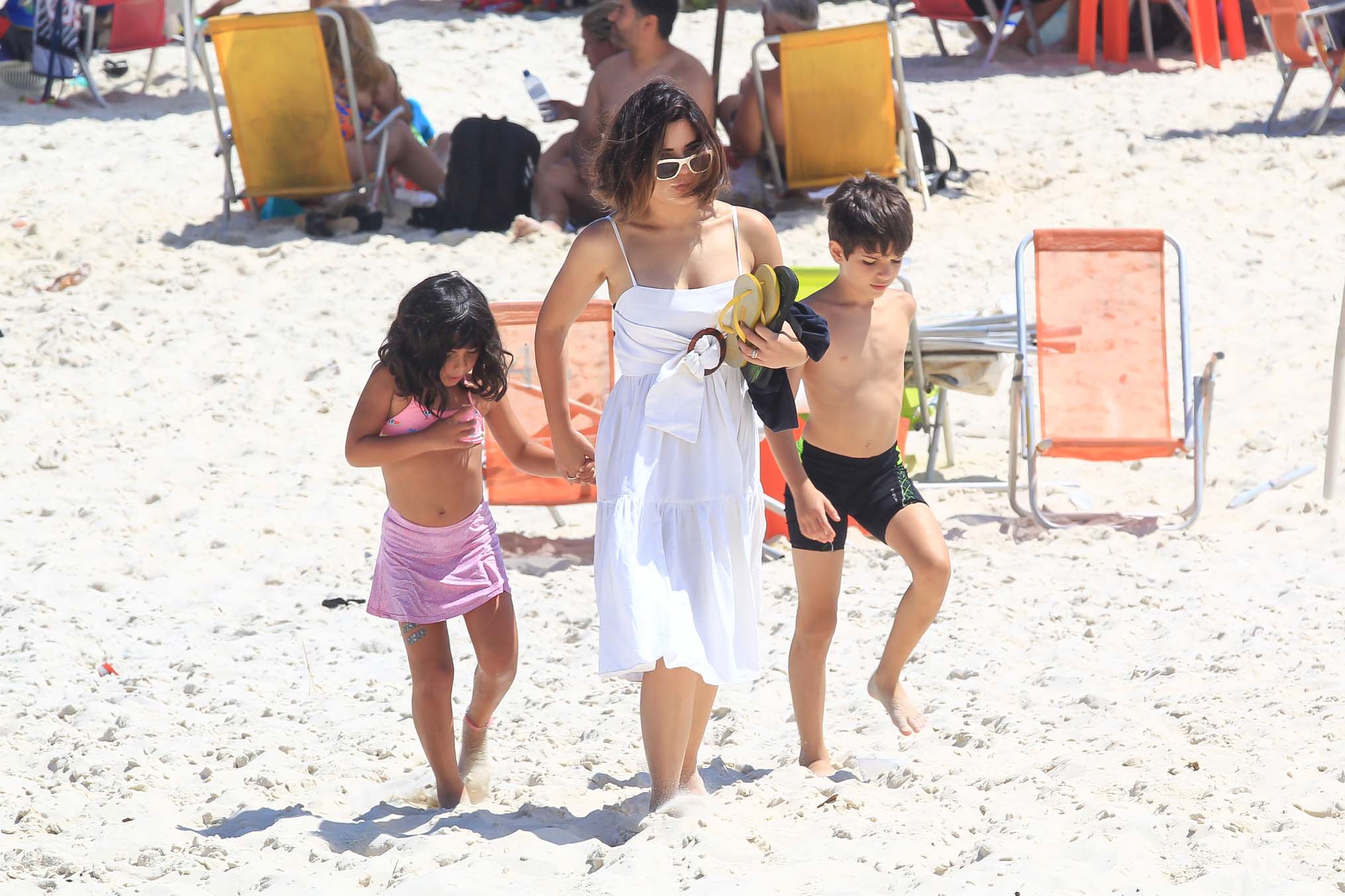 Vanessa Giácomo curte dia na praia com os filhos - Crédito: Fabricio Pioyani / AgNews