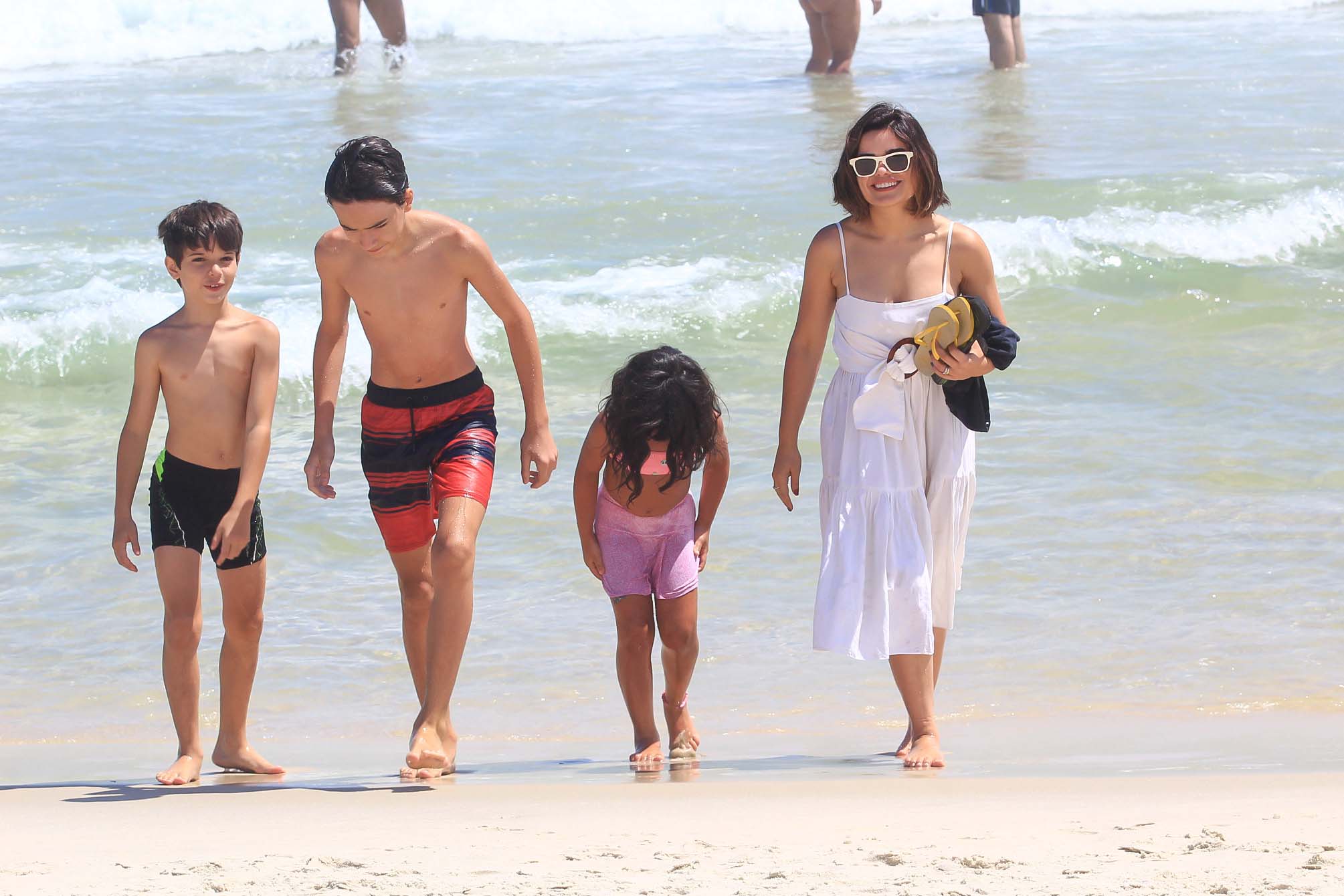 Vanessa Giácomo curte dia na praia com os filhos - Crédito: Fabricio Pioyani / AgNews
