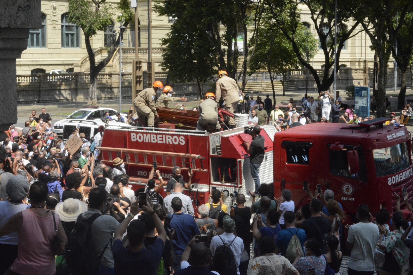 Cortejo com o corpo de Elza Soares nas ruas do Rio de Janeiro - Crédito: Webert Belicio - Agnews