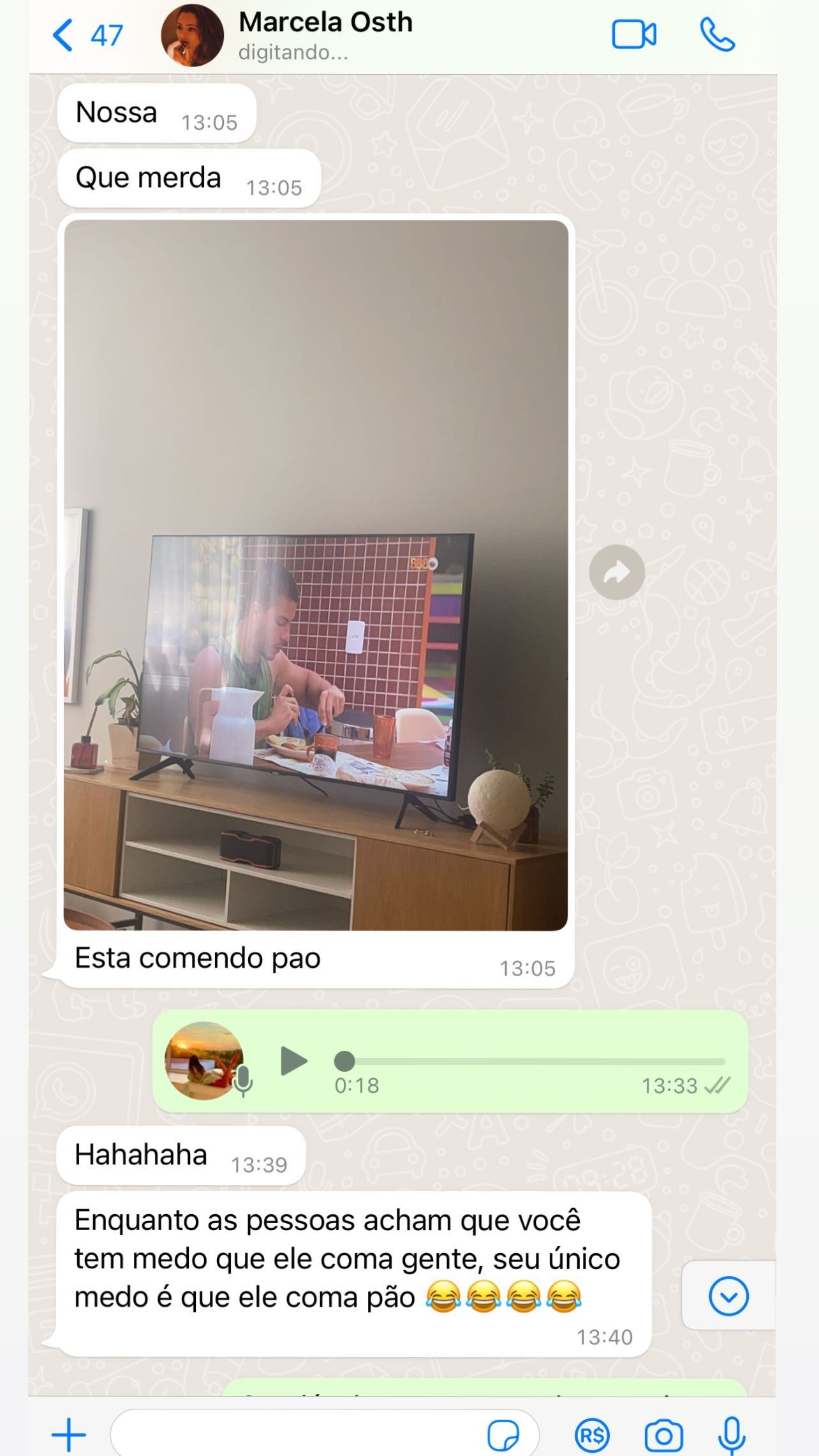 Maíra Cardi se irrita ao ver Arthur Aguiar comendo pão