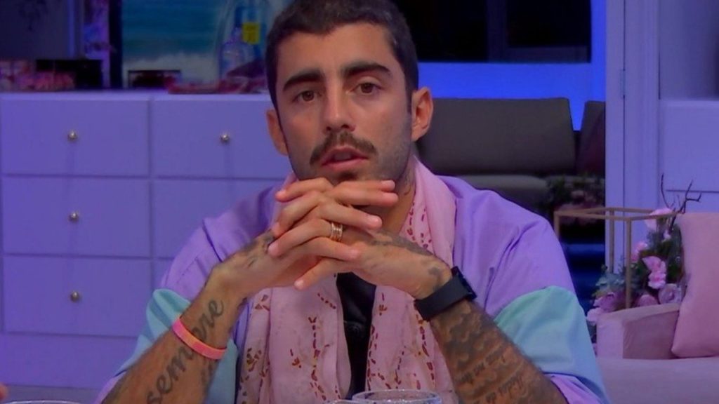 Pedro Scooby usando relógio no BBB 22