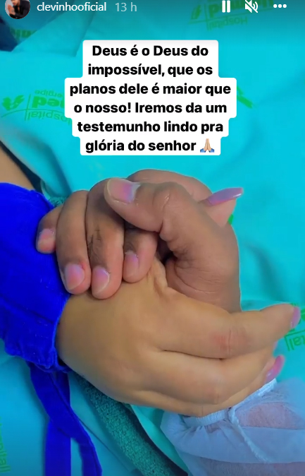 Clevinho Santos mostra foto segurando a mão de Paulinha Abelha - Crédito: Reprodução / Instagram