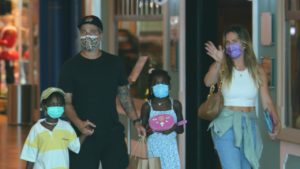 Giovanna Ewbank e Bruno Gagliasso passeiam com Bless e Titi em shopping do Rio