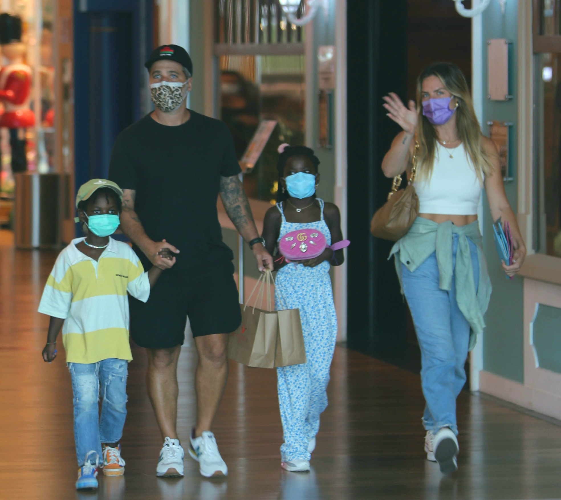 Giovanna Ewbank e Bruno Gagliasso passeiam com Bless e Titi em shopping do Rio