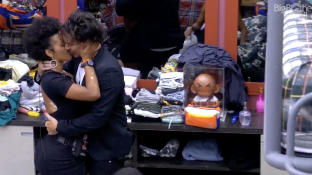 Natália e Eliezer se beijam no BBB 22