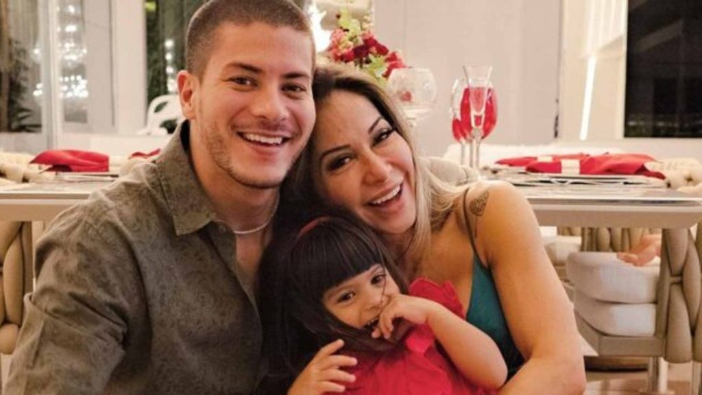 Arthur Aguiar e Maíra Cardi com a filha, Sophia