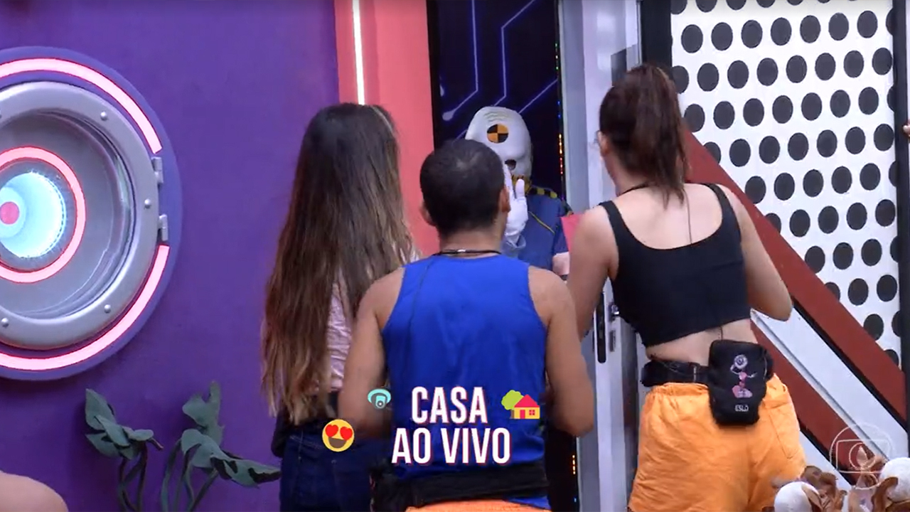 BBB 22: Dummy invade a casa e faz pegadinha com os brothers - Crédito: Reprodução / Globo