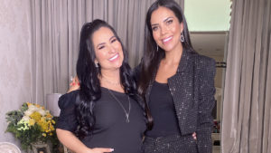 Fabíola Gadelha e Daniela Albuquerque nos bastidores do programa Sensacional, da RedeTV! - Crédito: Divulgação/RedeTV!