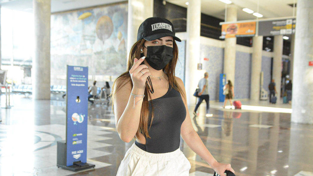 Jade Picon em aeroporto no Rio de Janeiro - Crédito: Webert Belicio / Agnews