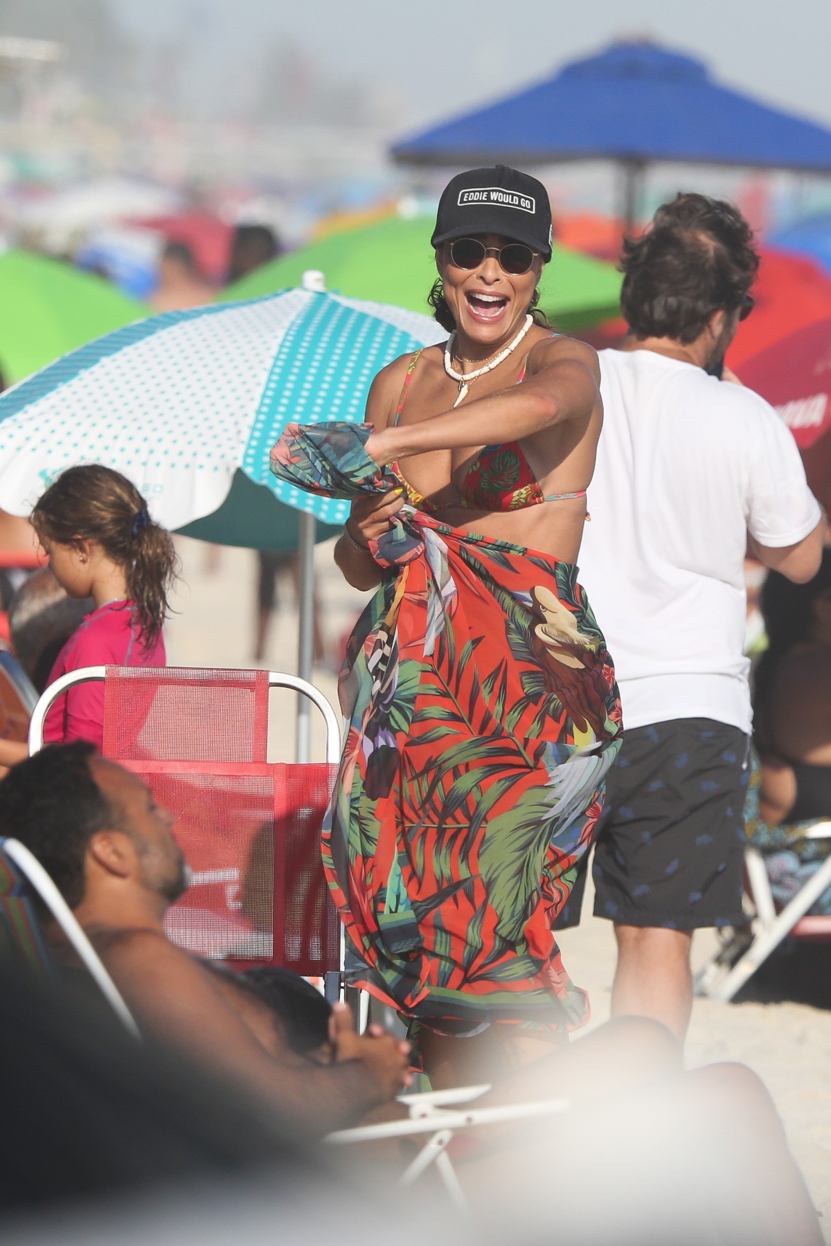 Juliana Paes surge de biquíni cavado em dia de sol