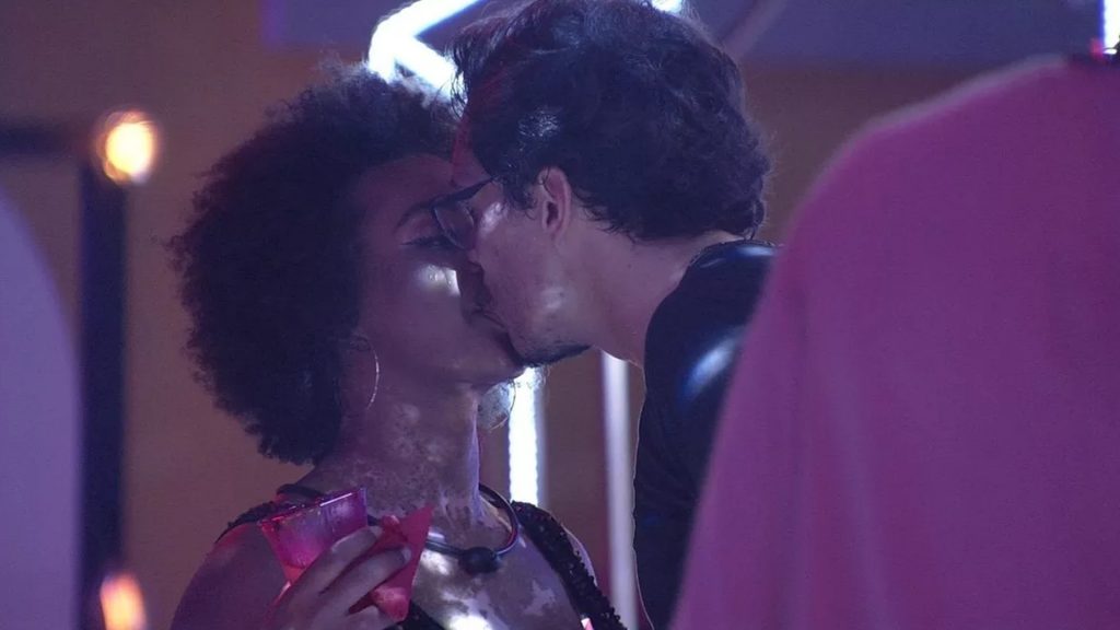 Natália e Eliezer se beijam durante festa do BBB 22. Créditos: Reprodução / Globo