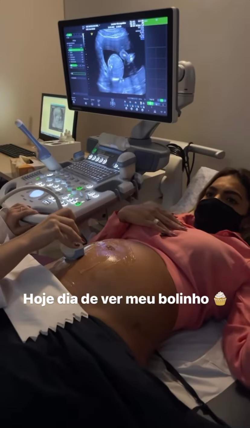 Tays Reis mostra rostinho da filha em ultrassom