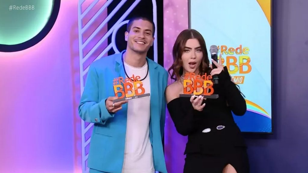 Arthur Aguiar e Jade Picon posam com o Prêmio #RedeBBB - Créditos: Reprodução/Globo