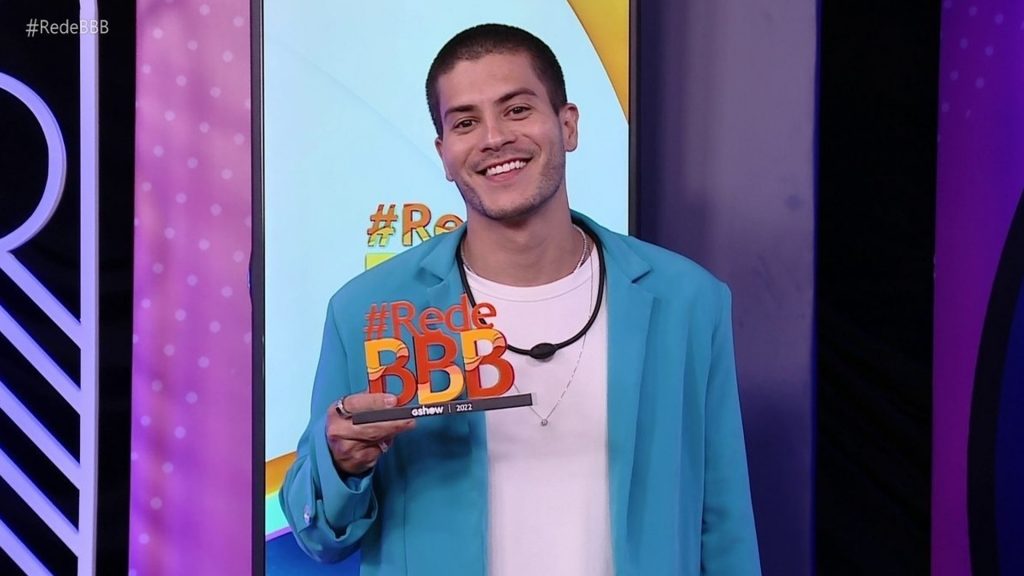 Arthur Aguiar recebe prêmio 'Plot Twist' - Créditos: Reprodução/Globoplay