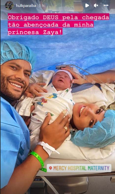 Hulk Paraíba posa com Zaya e Camila Ângelo - Crédito: Reprodução / Instagram
