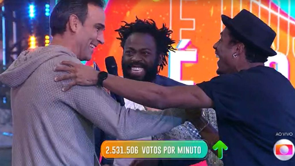 BBB 22: Tadeu Schmidt quebra o protocolo na grande final - Crédito: Reprodução/ Globo