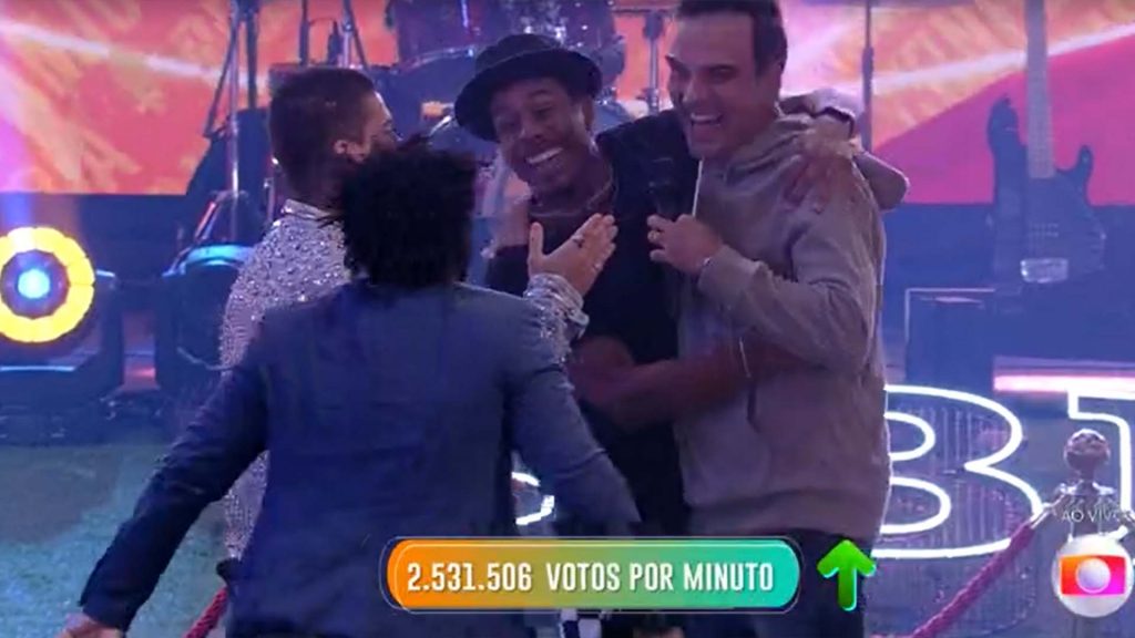 BBB 22: Tadeu Schmidt quebra o protocolo na grande final - Crédito: Reprodução/ Globo