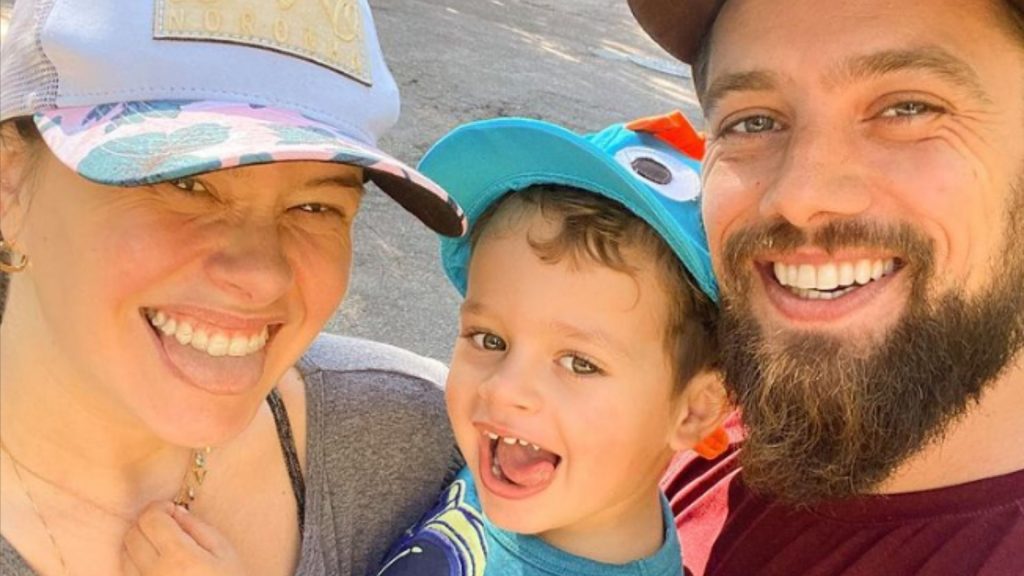 Mari Bridi e Rafael Cardoso com o filho. Reprodução/Instagram
