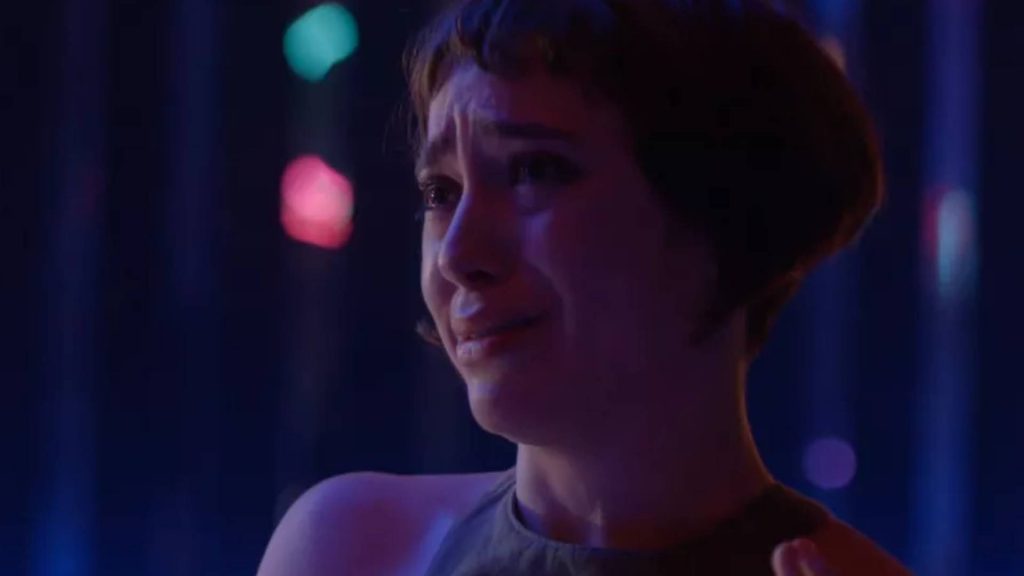 Cora chora ao ser expulsa por Roni em 'Quanto Mais Vida, Melhor!' — Foto: Globo