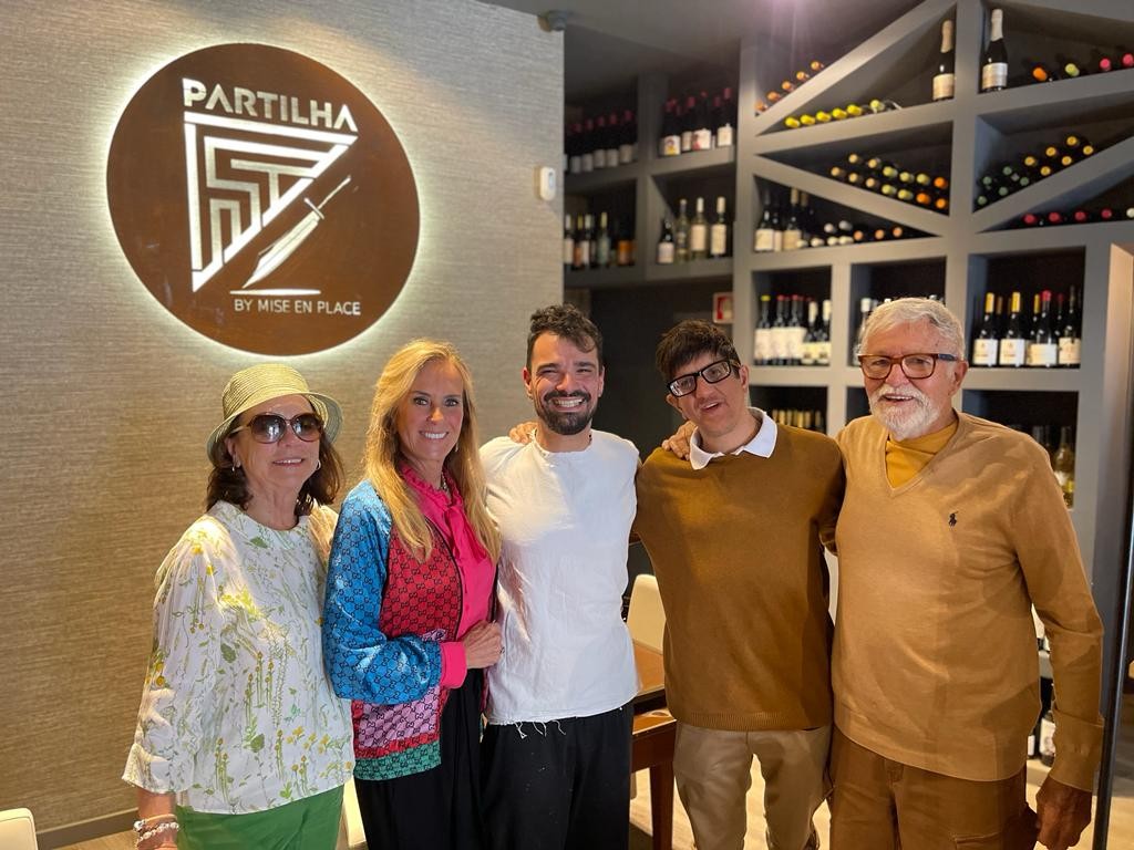 Edna Tralli, Helô Pinheiro, Maumau Horsth, Fernando Pinheiro Júnior e Fernando Pinheiro no restaurante Partilha, em Braga, Portugal (Imagem/Reprodução)