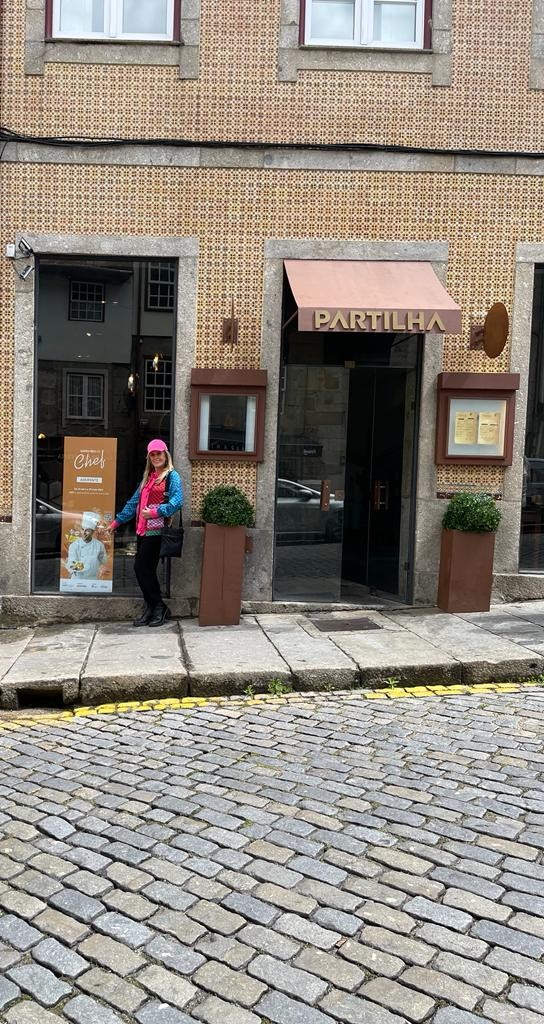 Helô Pinheiro na entrada do restaurante Partilha, do chef Maurício Horsth (Imagem/Reprodução)