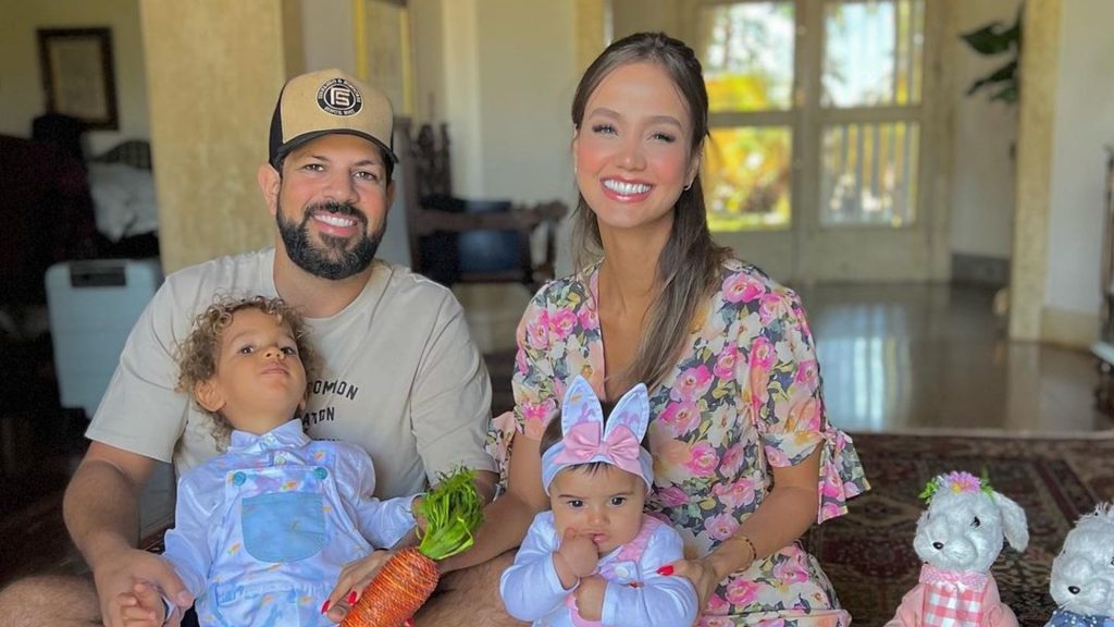 Sorocaba e Biah Rodrigues com os filhos, Theo e Fernanda