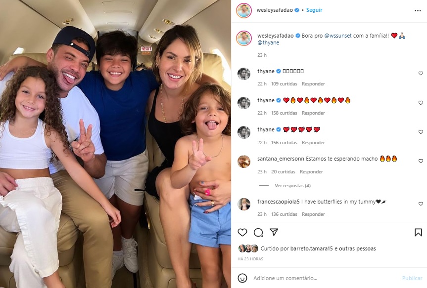 Wesley Safadão posa com esposa e os três filhos em foto