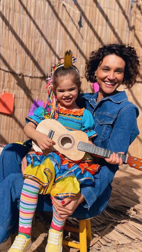 Filha de Débora Nascimento rouba a cena ao surgir com look junino