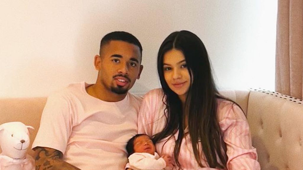 Gabriel Jesus, Raiane Lima e filha, Helena - Créditos: Reprodução/ Instagram