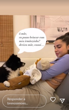 Ex-BBBs Breno Simões e Paula Amorim compartilham o primeiro encontro do filho recém-nascido com a cachorrinha da família - Créditos: Reprodução/ Instagram Stories