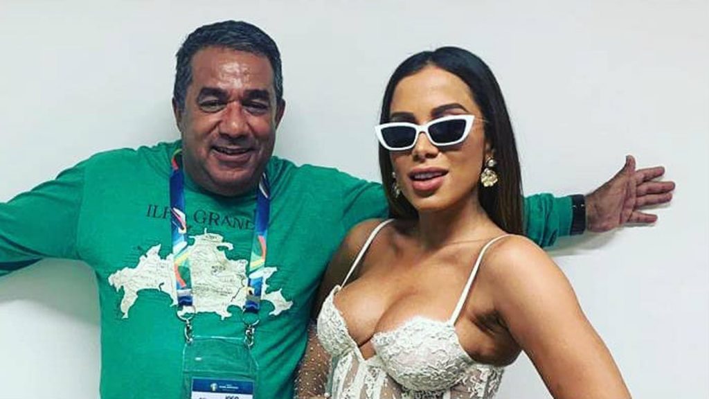 Mauro Machado, pai de Anitta, junto com a cantora (Reprodução/Instagram)