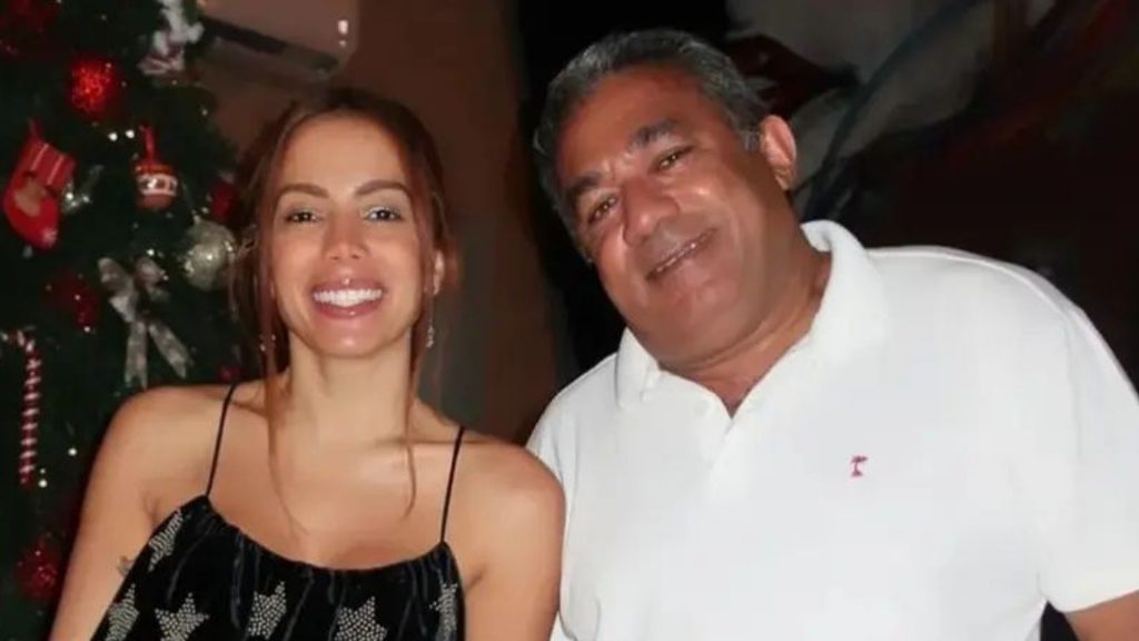 Anitta e o pai, Mauro Machado