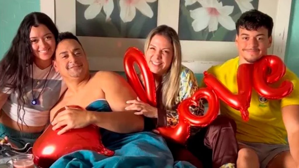 Xanddy recebe café da manhã na cama de Carla Perez e dos filhos