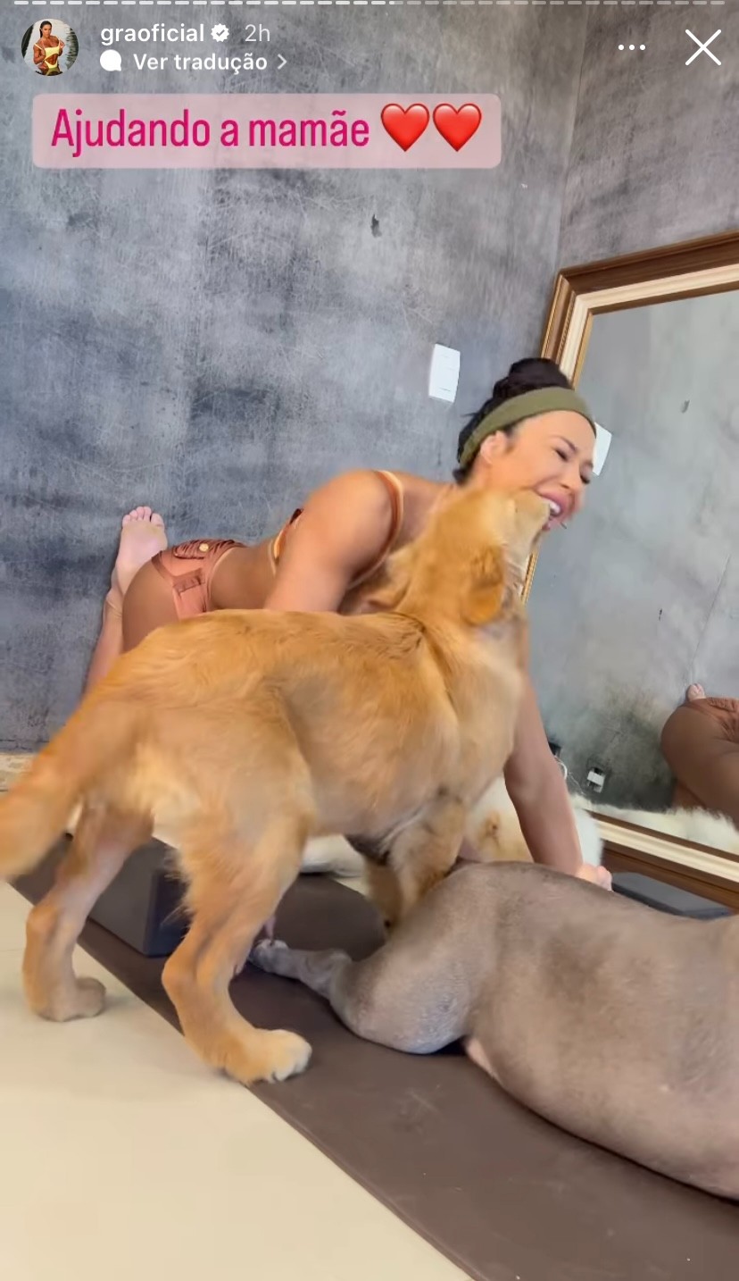 Gracyanne Barbosa se diverte com cachorros durante exercício de alongamento (Reprodução/Instagram)